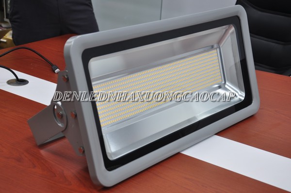 High-pressure LED flood light with capacity of 400w with IP65 . standard